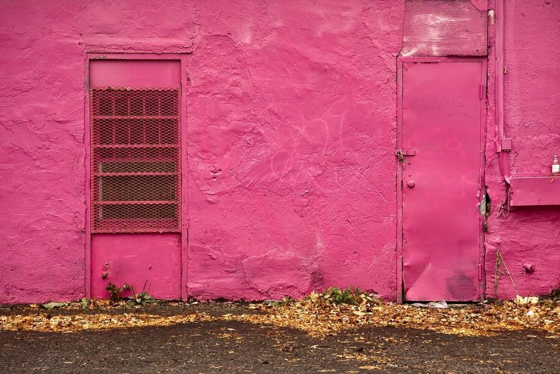 Розовая стена здания