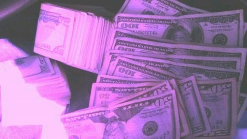 Деньги на лилововом фоне