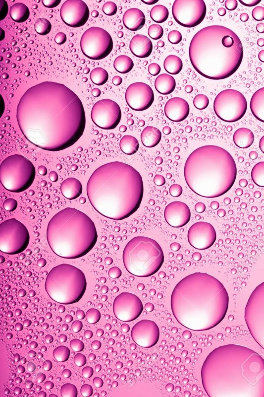 Ровная вода на розовом фоне