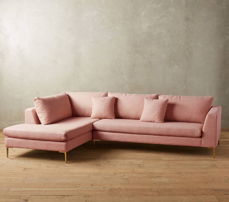 Светло розовый диван