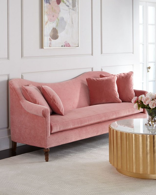 Нежно розовый диван