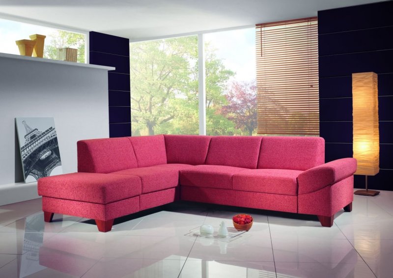 Розовый диван в современном стиле