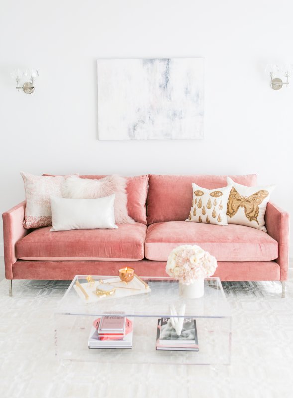 Розовый диван и розовые стены