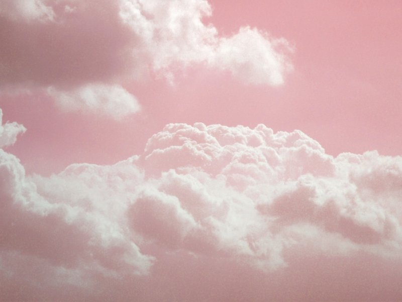 Розовое небо с облаками