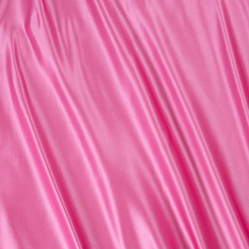 Розовая атласная ткань