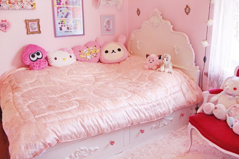Розовая комната с игрушками