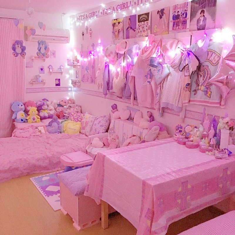 Комната анимешницы розовая