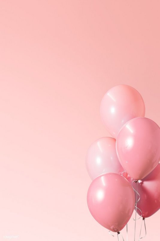 Воздушные шарики на розовом фоне