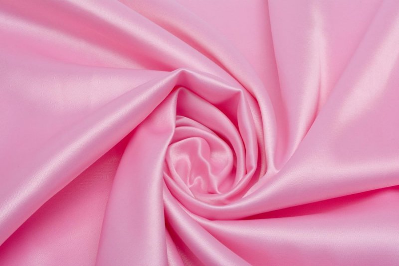 Розовая атласная ткань
