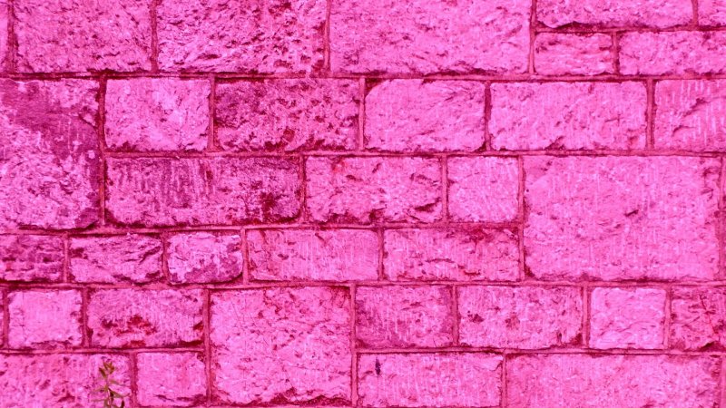 Розовая каменная стена
