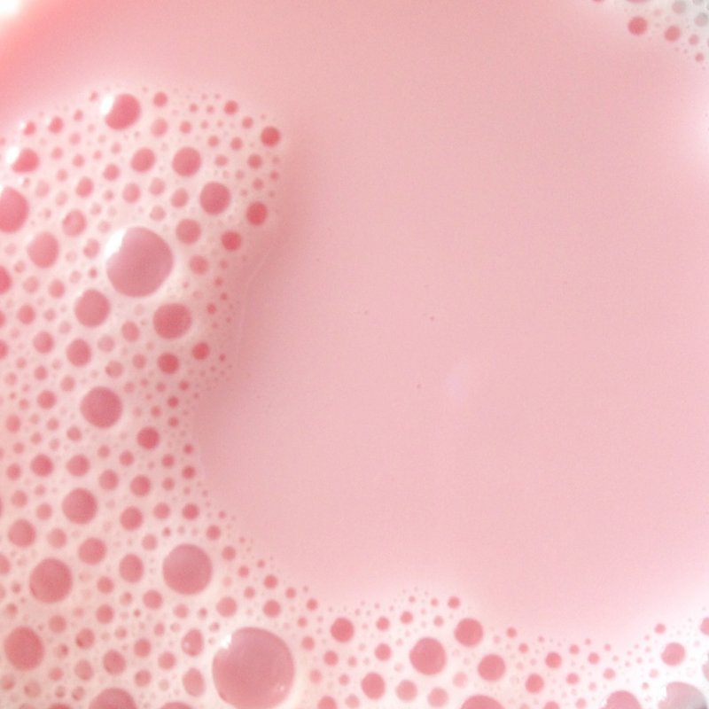 Молоко на розовом фоне