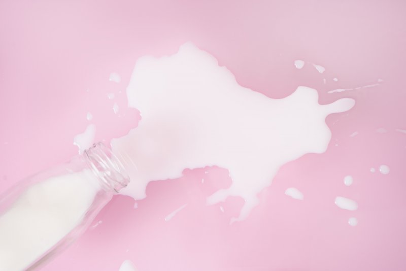 Розовое молоко в бутылке