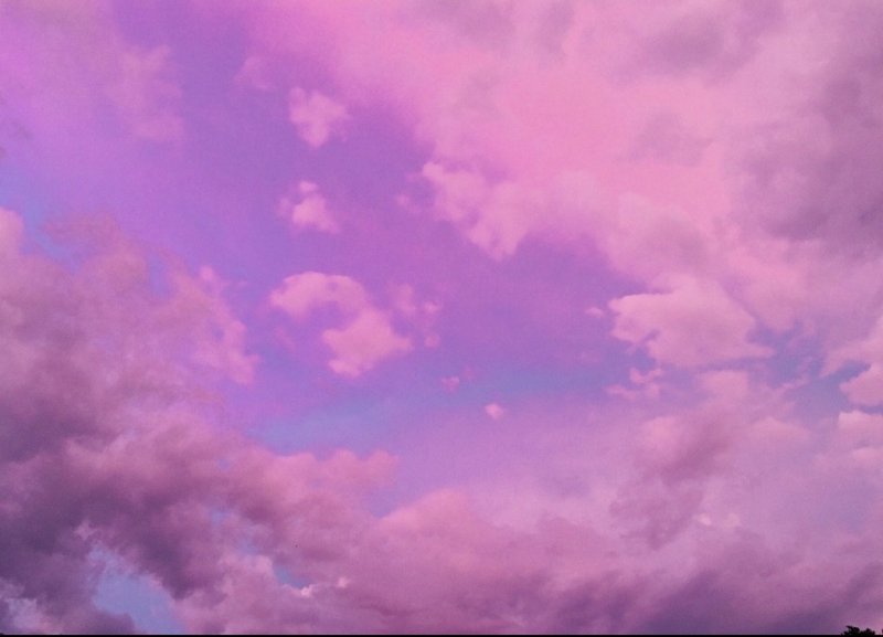 Нежно розовые облака фон