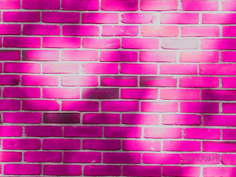 Розовая кирпичная стена