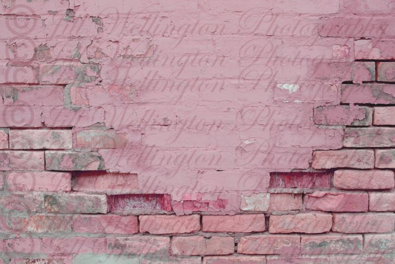 Стена из розового кирпича