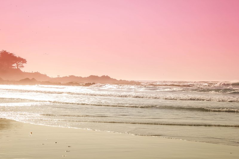 Розовый закат на пляже