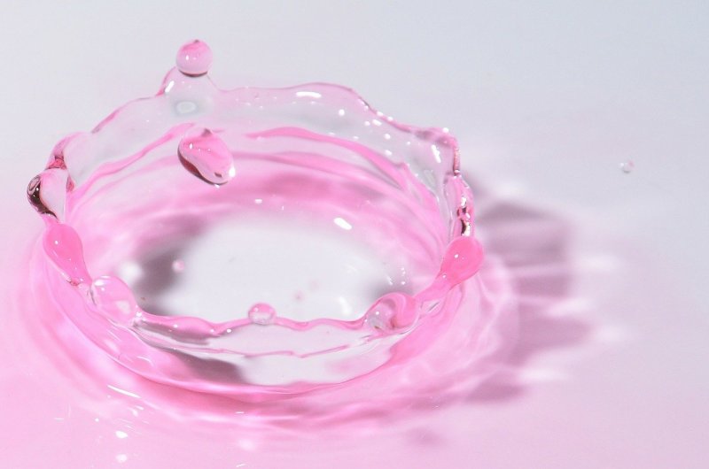 Капли воды на розовом