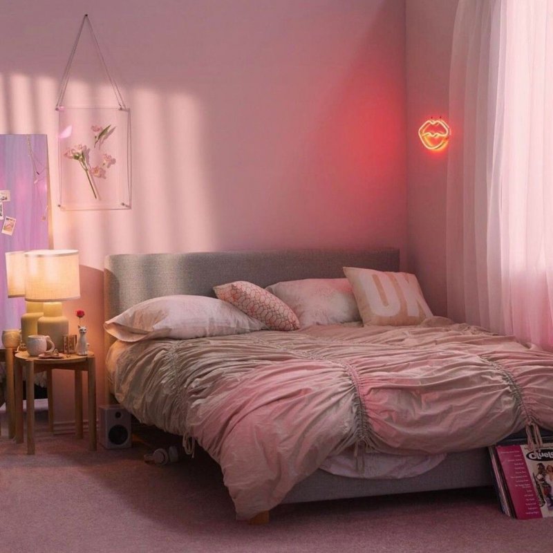 Милая уютная комната в розовых тонах