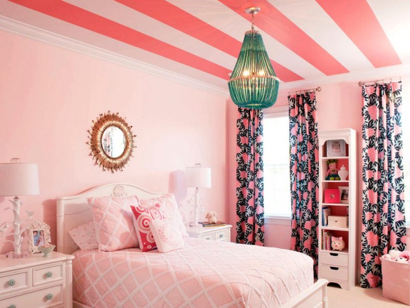 Комната с розовыми стенами