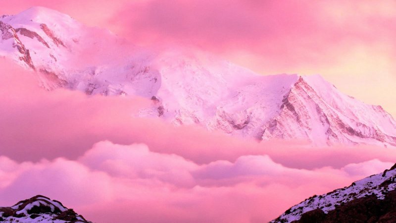 Горы с розовым небом