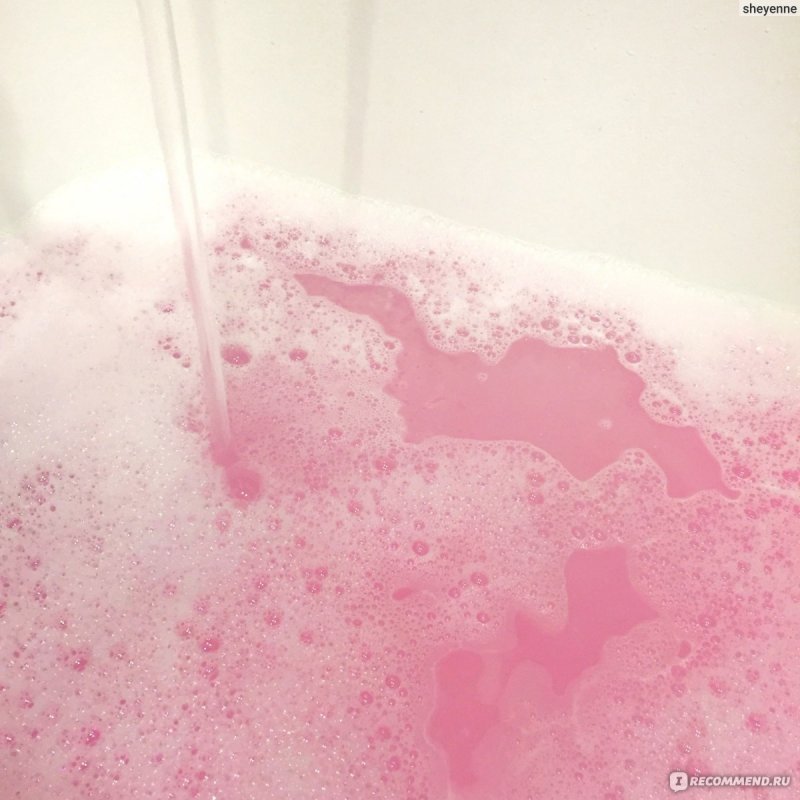 Розовая пена для ванны