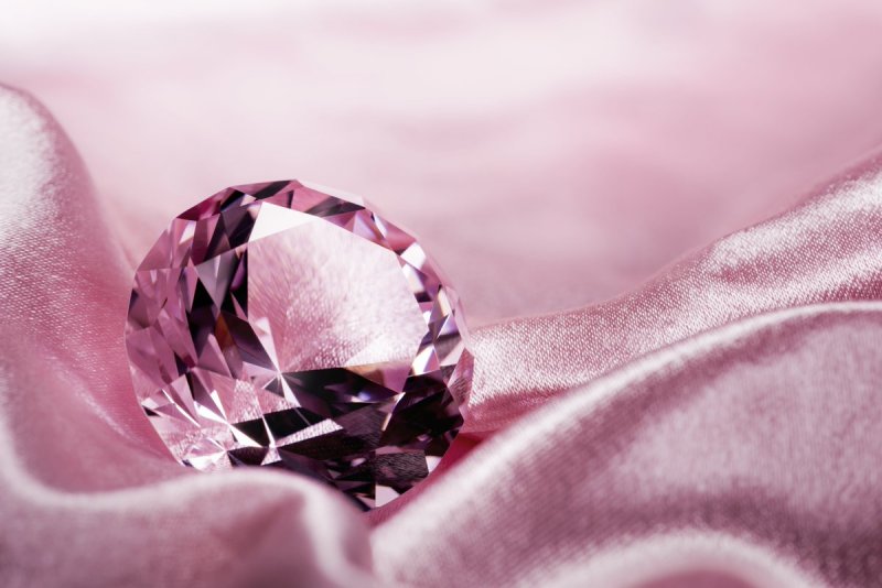 Розовый фон с бриллиантами