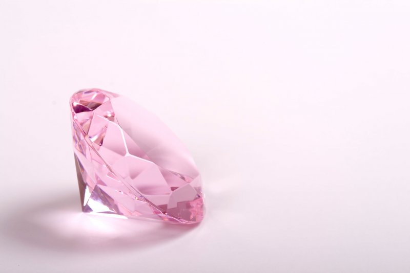 Розовый фон с бриллиантами