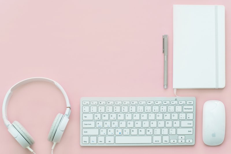 Розовая клавиатура на белом фоне