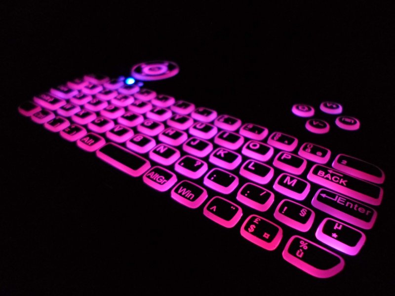 Клавиатура компьютера фиолетовая