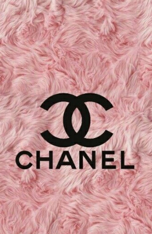 Логотип Шанель на розовом фоне