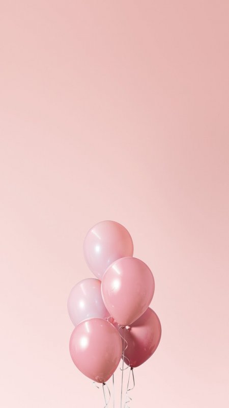 Воздушные шары на розовом фоне