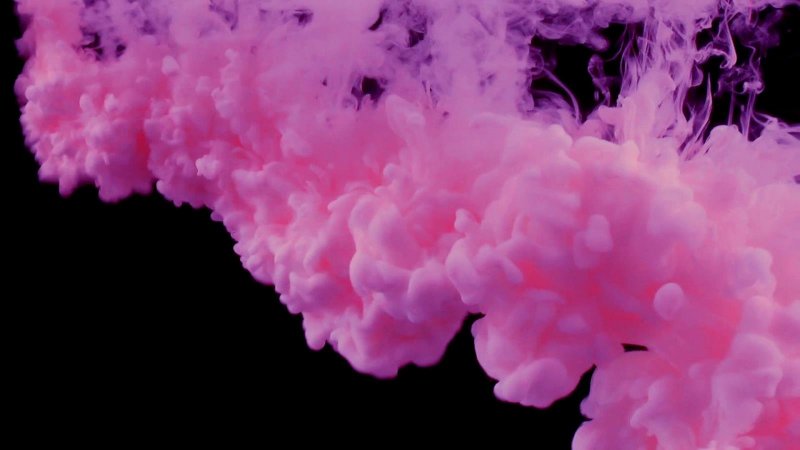 Фиолетово розовый дым
