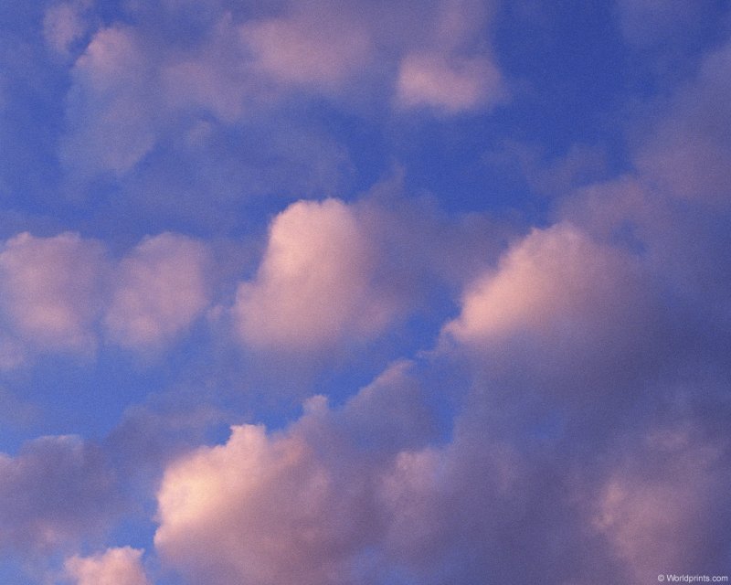 Розовые облака на синем небе