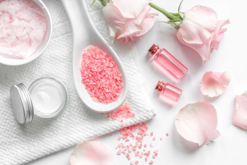 Косметика крема в розовом цвете