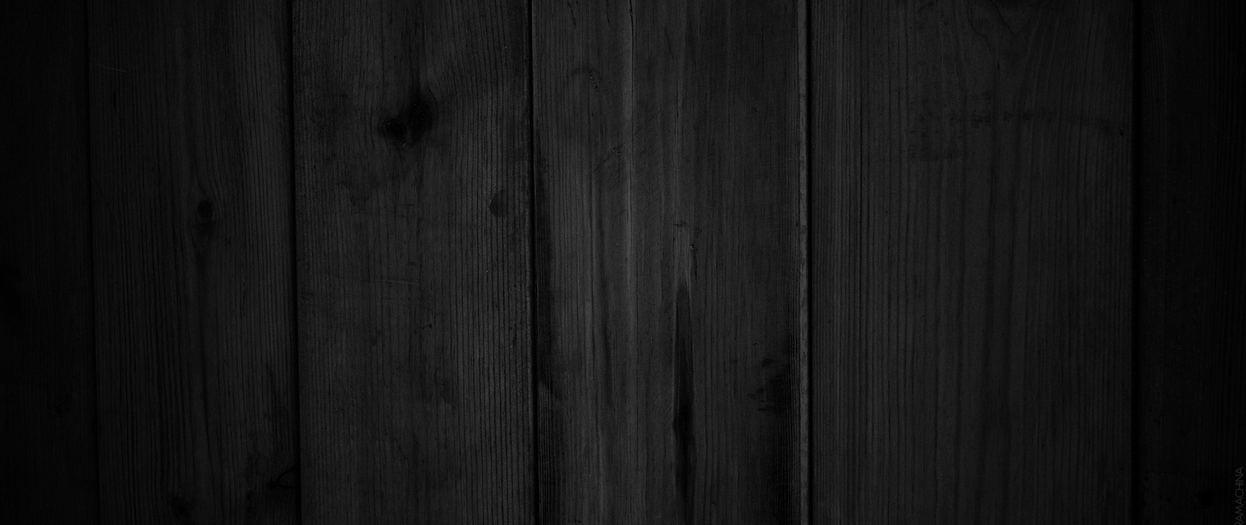 Черное дерево. Черный лакированный стол фон. Бесшовная текстура деревянных досок черная. Фон стола для фотошопа. Черный матовый деревянный фон.