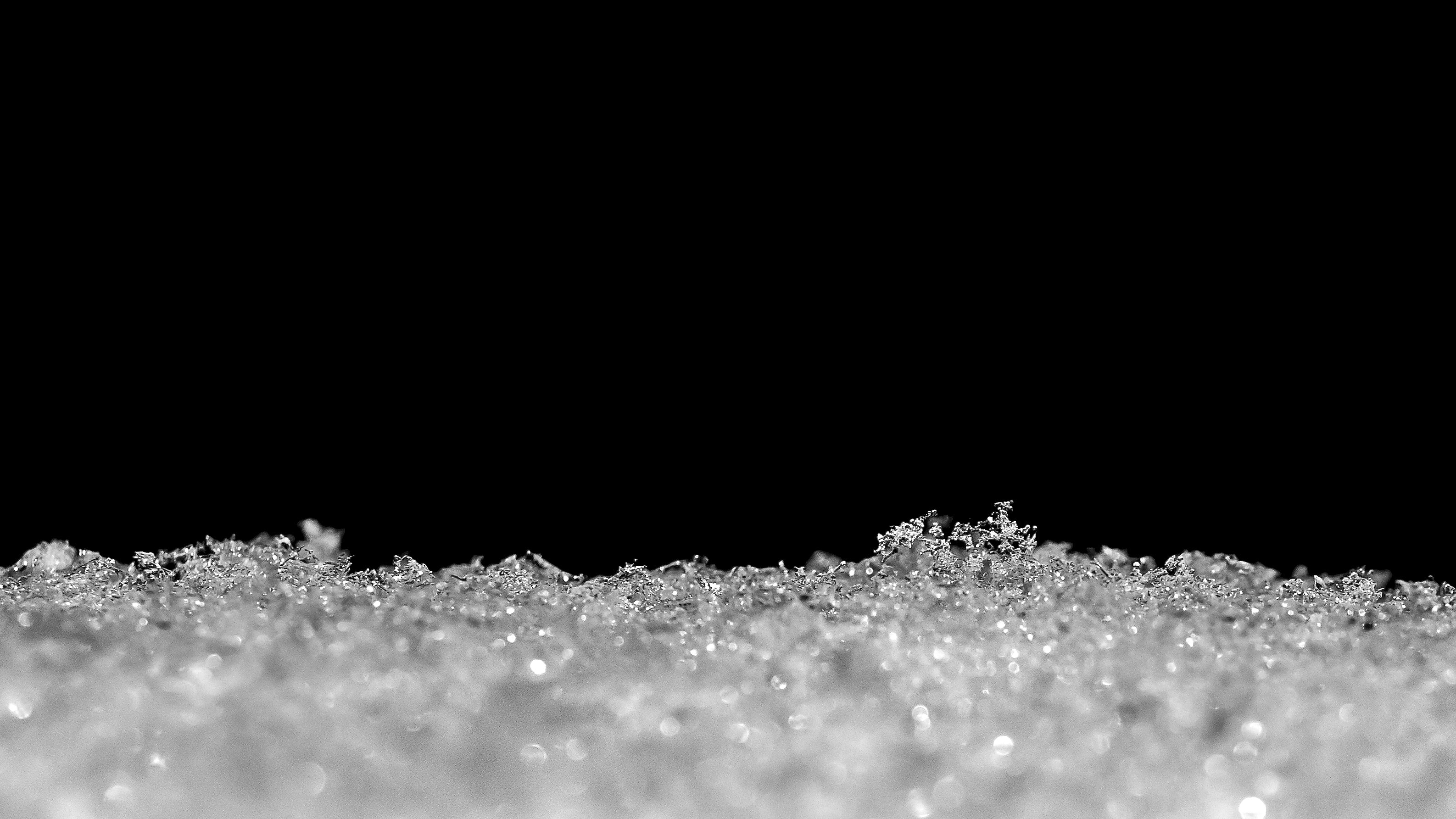 Черные снежки. Снег текстура. Сугроб на черном фоне. Снег футаж. Частицы снега.