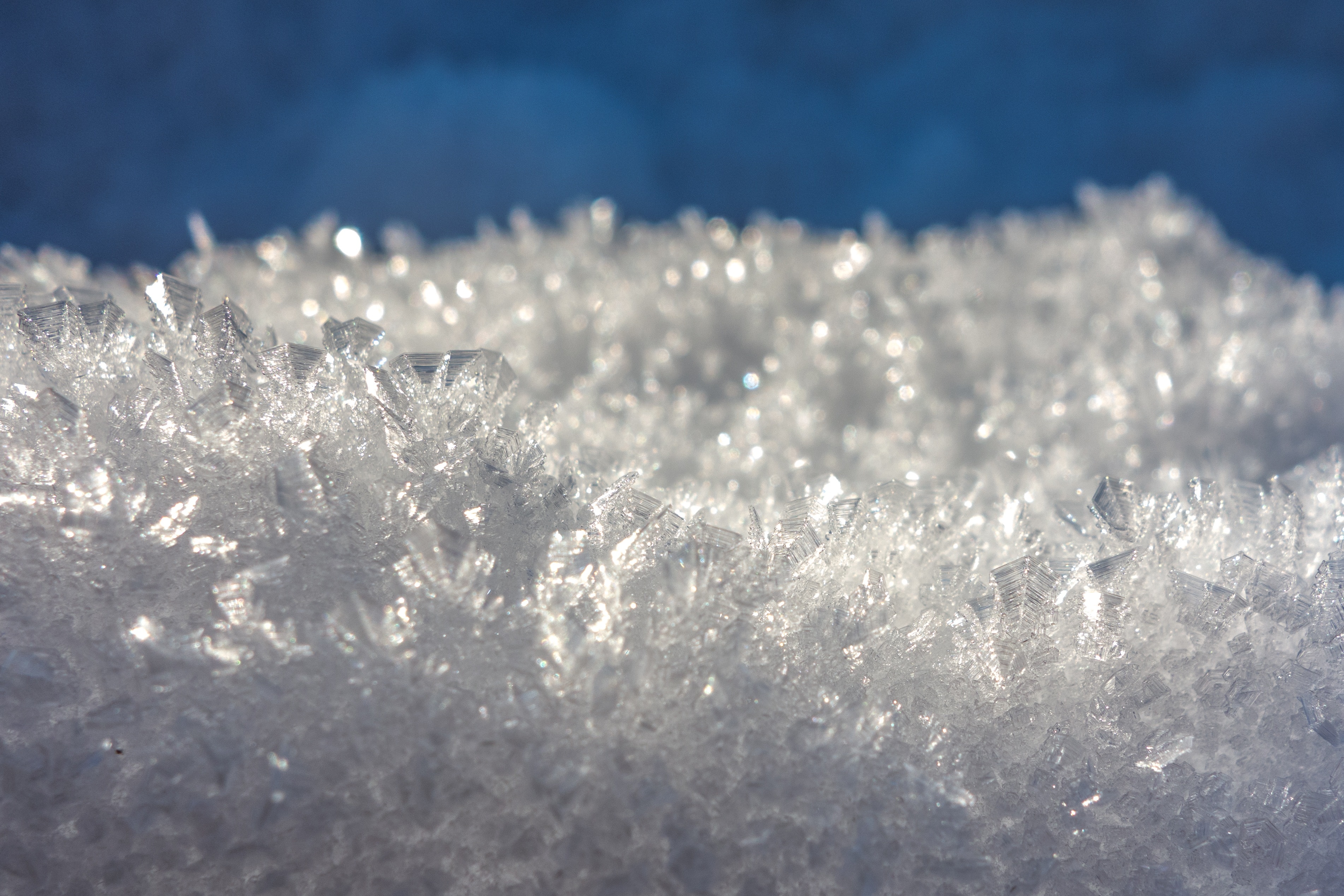 Пестрый снег. Кристаллы снега. Кристаллы льда. Ледяные Кристаллы. Снежинки в природе.