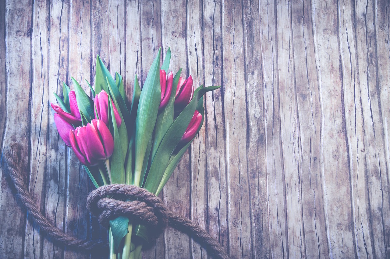 Цветы на деревянном фоне