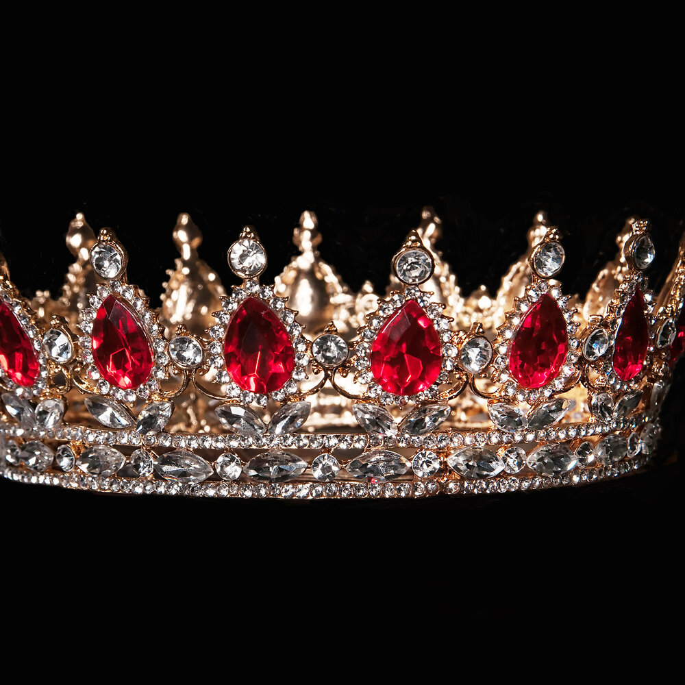 Корона на черном фоне. Корона. Красная корона на черном фоне. Корона красной королевы.