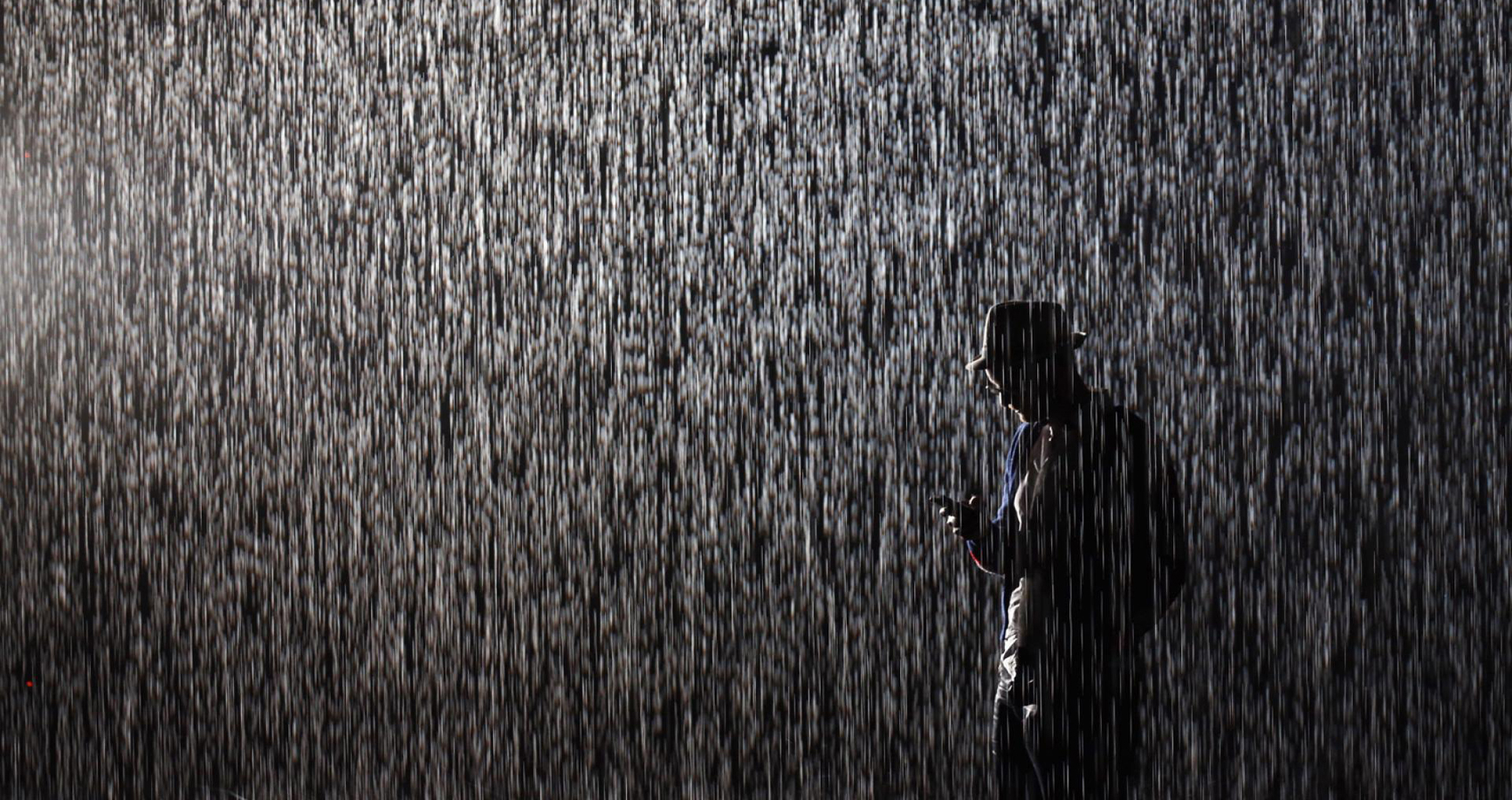 Попросить дождя. Человек под дождем. Ливень стеной. Дождь стеной. Проливной дождь.