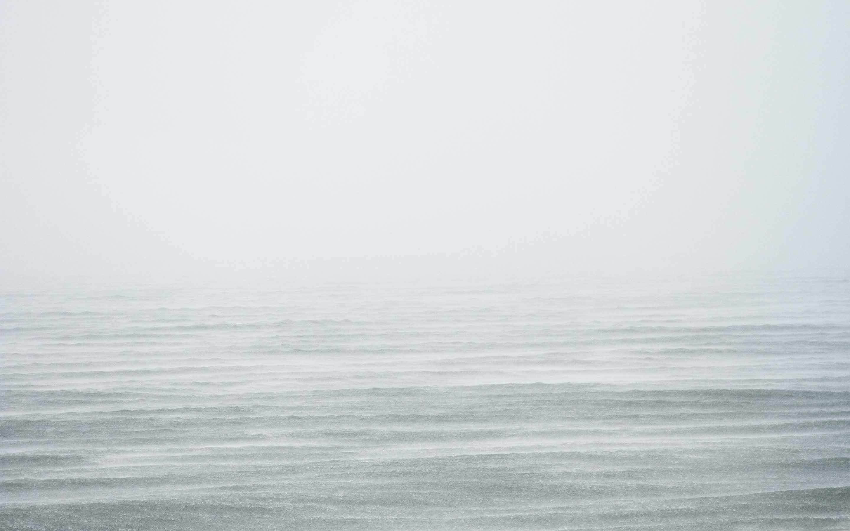 Белые волны песня. Море Горизонт. Море в серых тонах. Серый океан. Фон море.