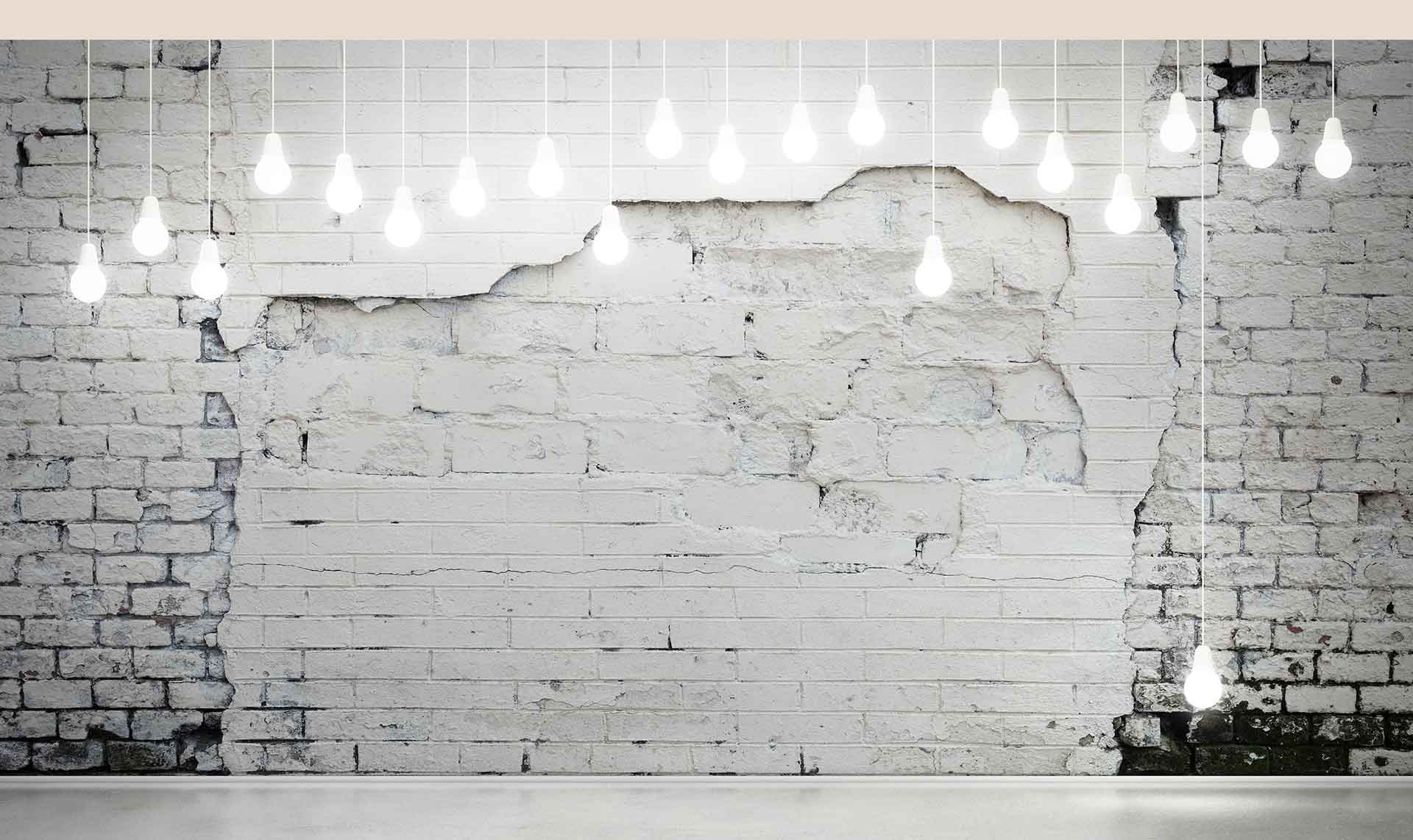 Кирпичная стена с лампочками