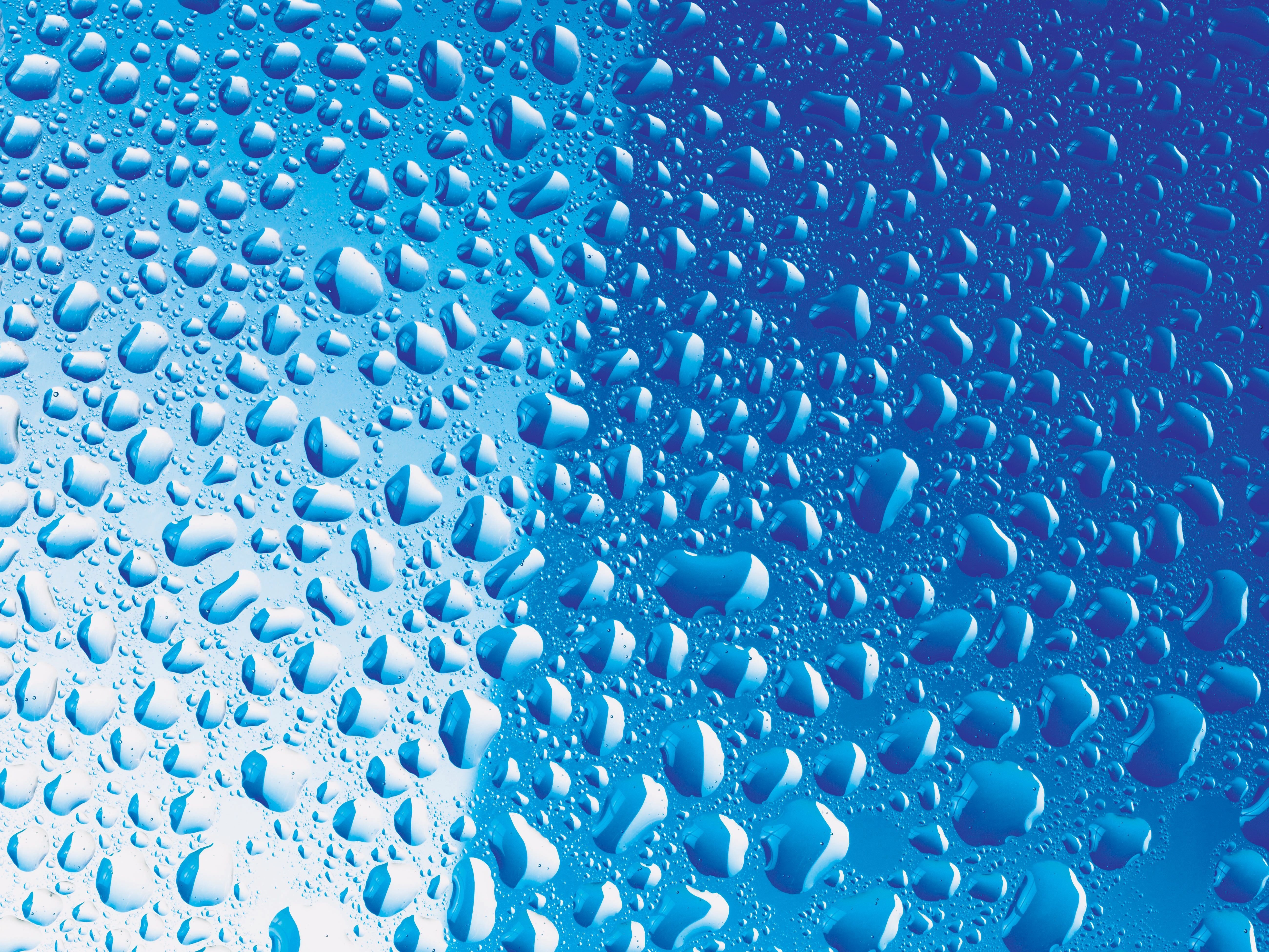 Voda. Капли воды. Вода фон. Голубой фон вода. Капельки воды на стекле.