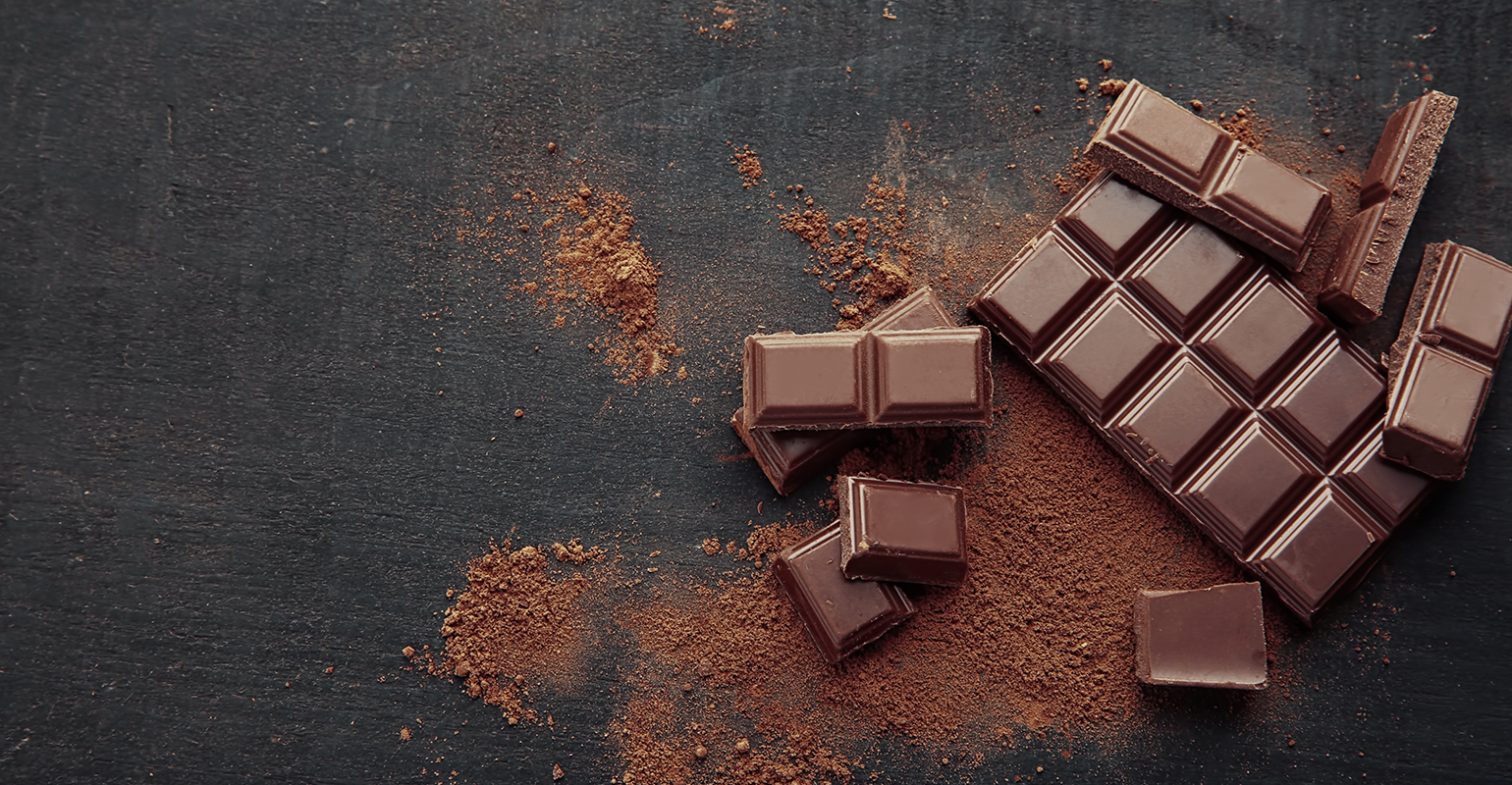 Тема шоколад. Кусочки шоколада. Кусок шоколада. Шоколадные кусочки сверху. Шоколад фон.