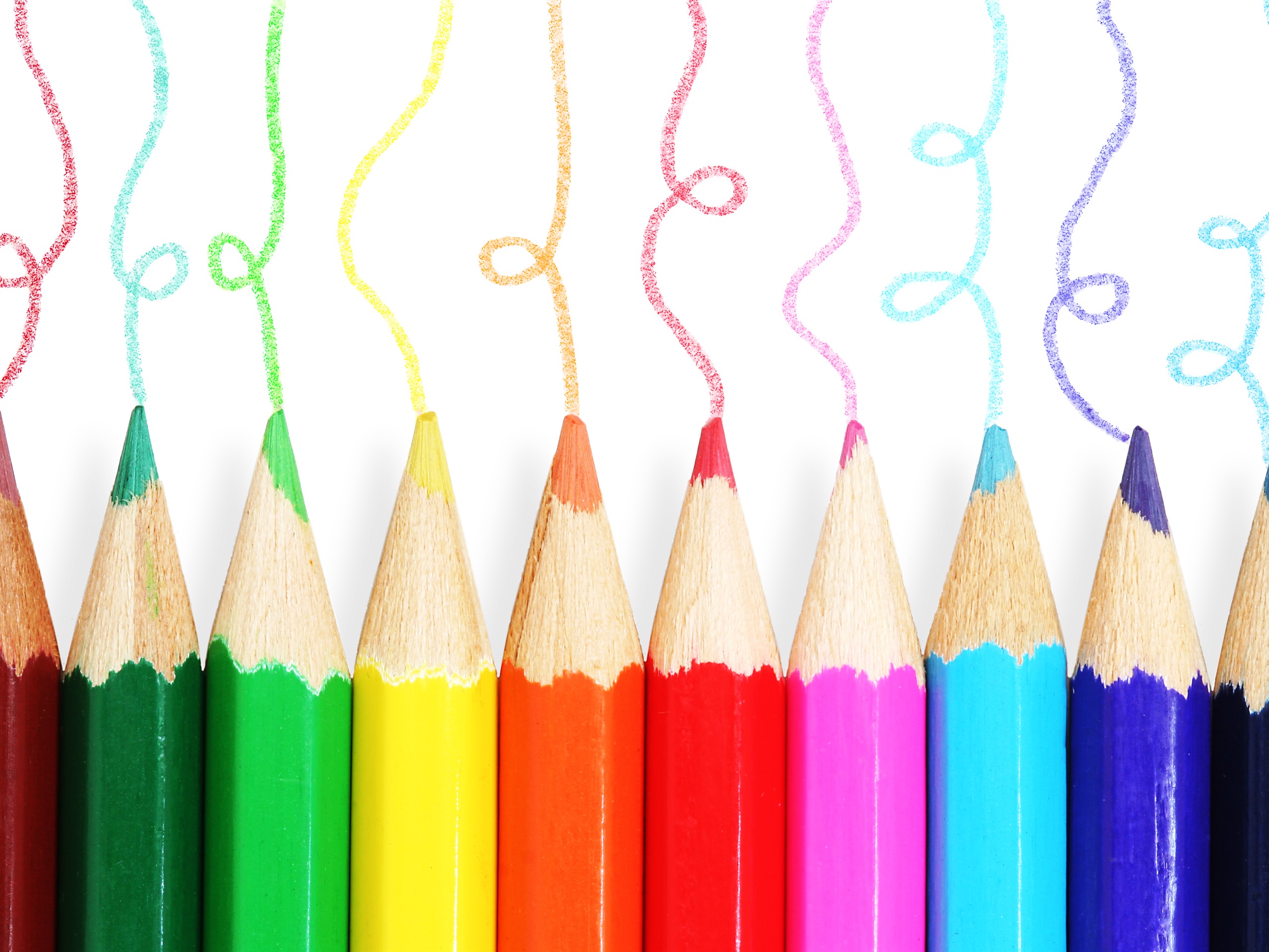 Цветной предмет. Карандаши цветные. Цветные карандаши и Кисточки. Цветные карандаши и краски. Цветные карандаши на белом фоне.