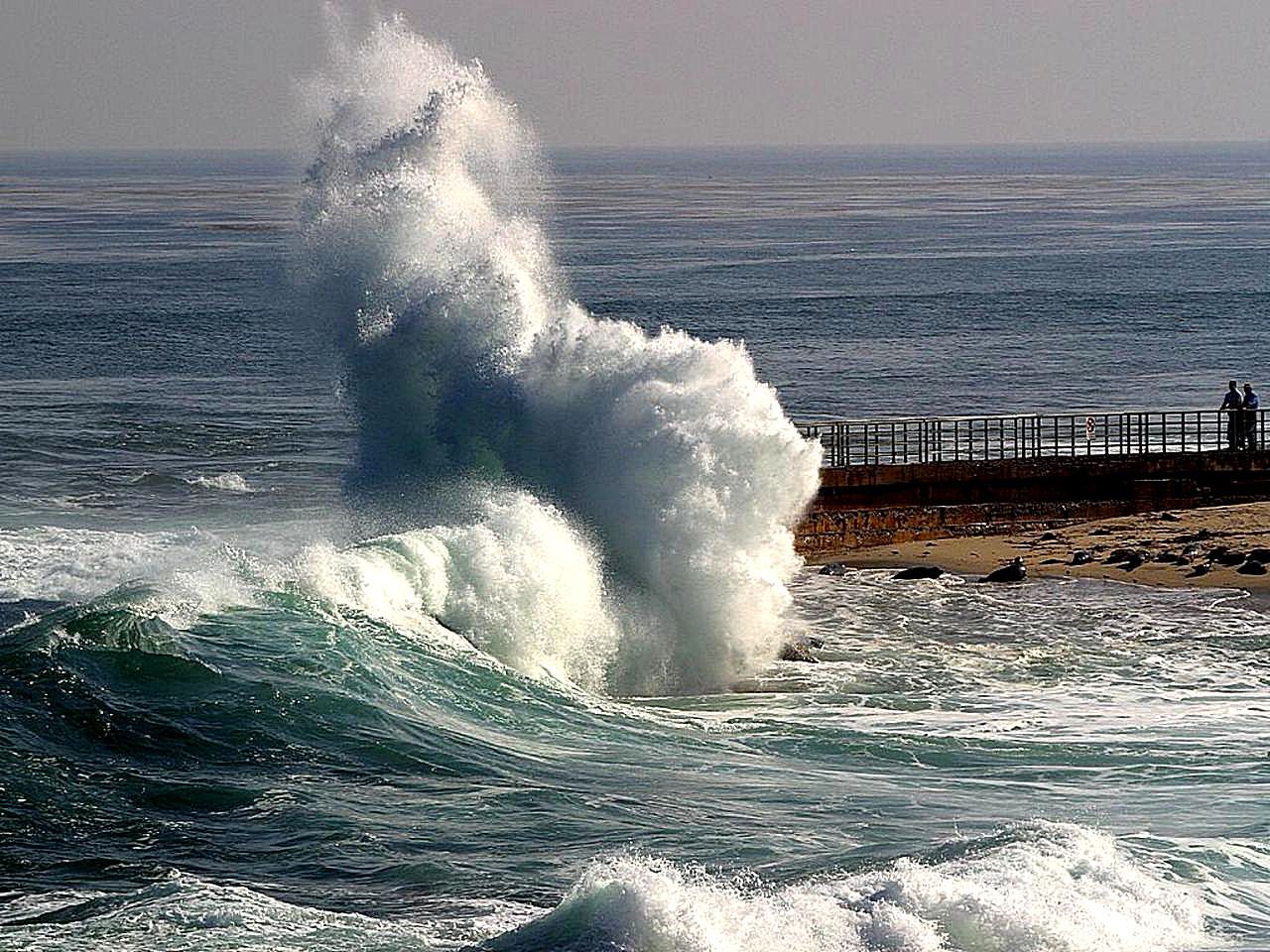 Какие сейчас волны. В Кабардинке затонул сухогруз. Море океан волны шторм ЦУНАМИ. ЦУНАМИ В Туапсе. ЦУНАМИ Владивосток.