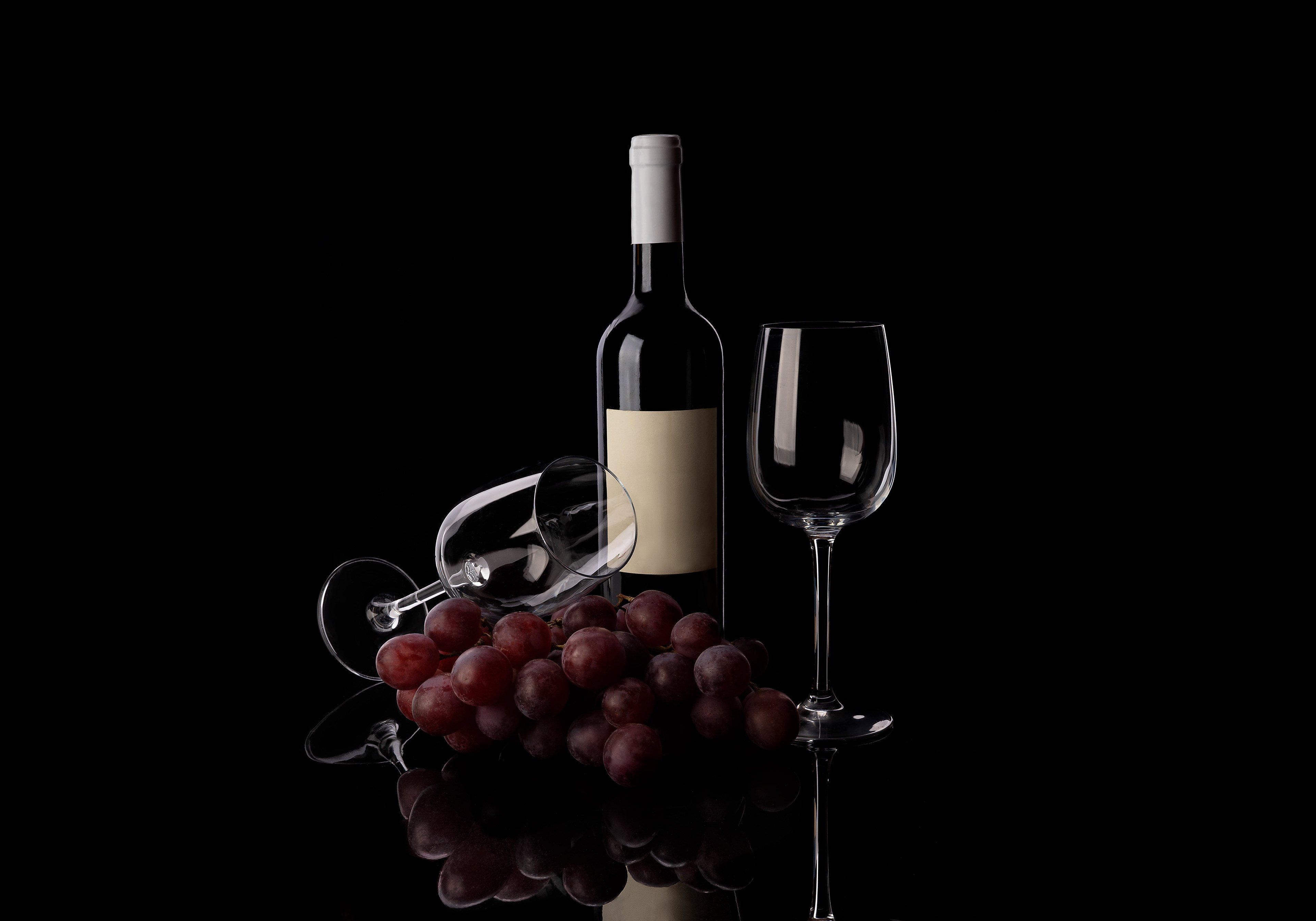 Черный виноград вино. Красное вино. Вино на черном фоне. Вино на темном фоне. Бокал красного вина на черном фоне.