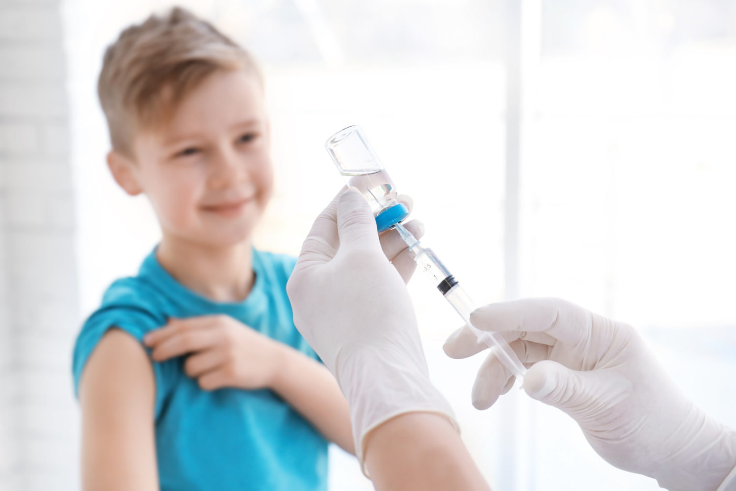 Сильные вакцины. Дети на прививке. Прививка детям. Вакцинация фон. Вакцинация детей на белом фоне.