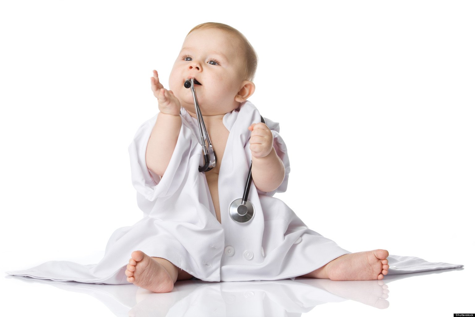 К новорожденному приходит врач. Ребенок в медицинском халате. Маленький ребенок у врача. Дети педиатрия. Маленький доктор ,ребенок.