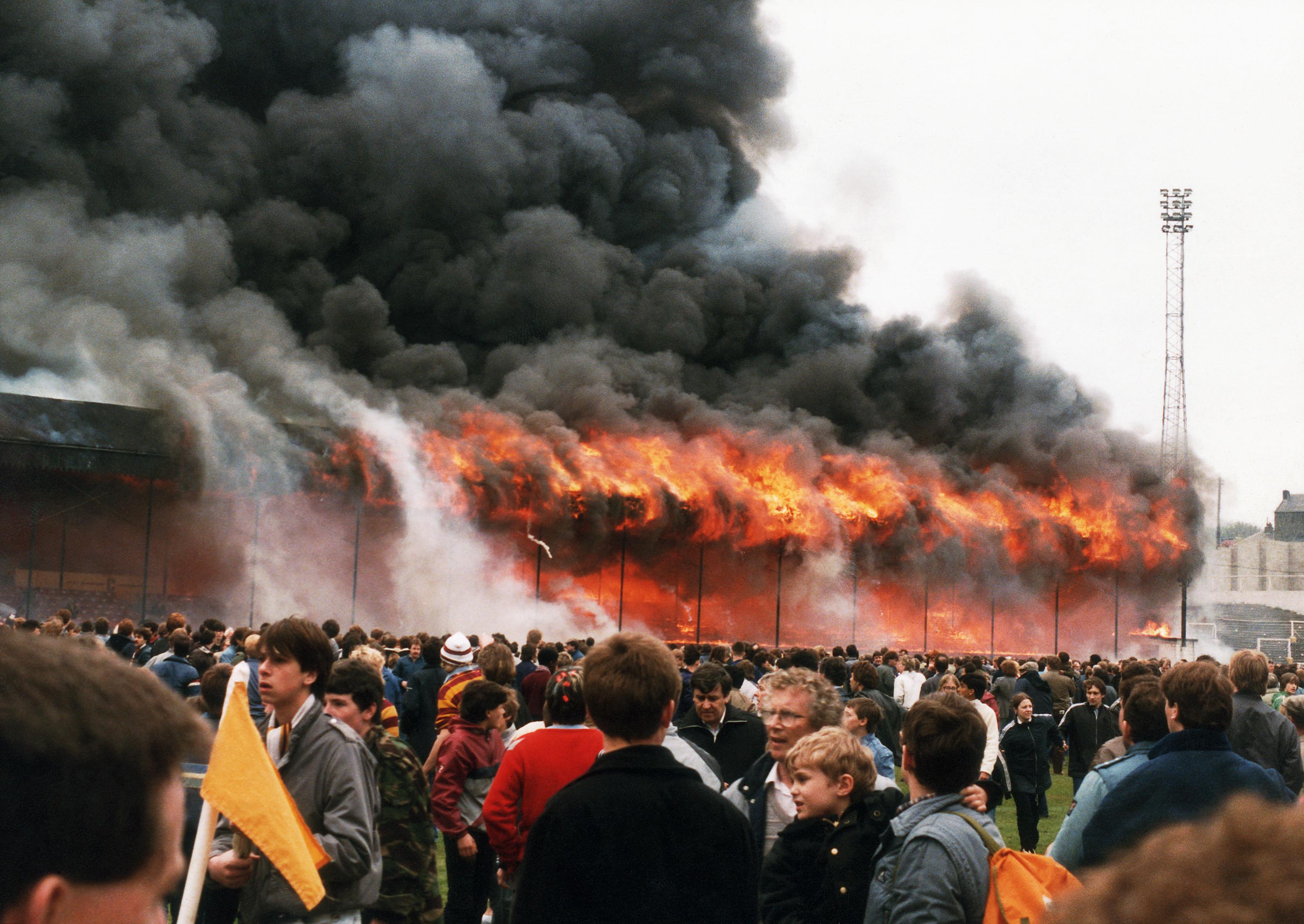Взрыв на стадионе. Bradford City стадион пожар. Пожар на стадионе в Англии в 1985 году. Пожар на футбольном стадионе 1985 Брэдфорд.